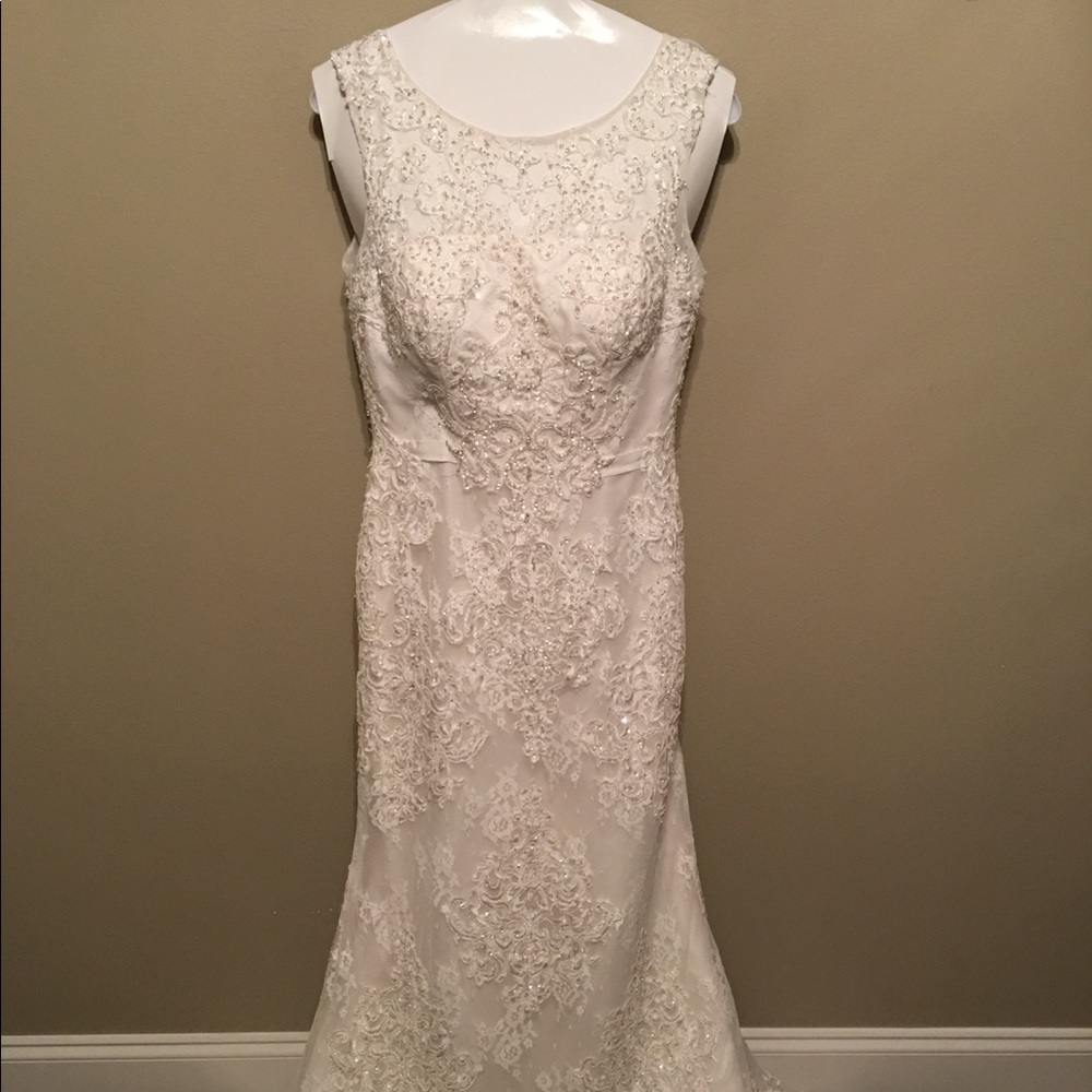Wedding dress from David’s bridal Never worn. Size 8. Paid $1400 asking $600
